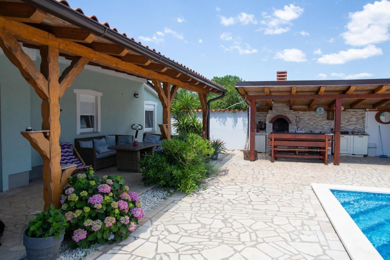 מדולין Holiday Home Petrovic מראה חיצוני תמונה